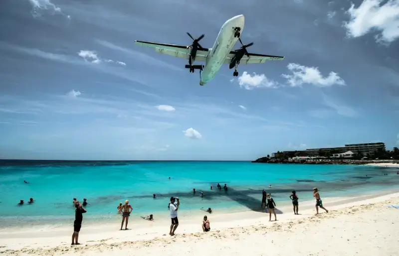 Propelled-engine plane landing at Sint Maarten